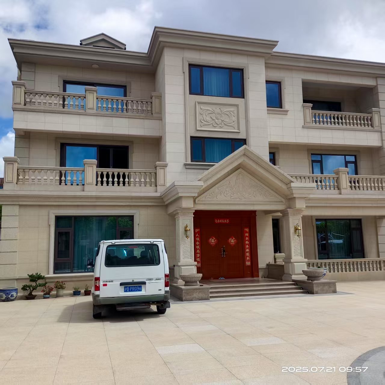 金橋云間綠大地別墅的詩(shī)意棲居中,韋柏 N2PLUS內(nèi)置折疊紗窗